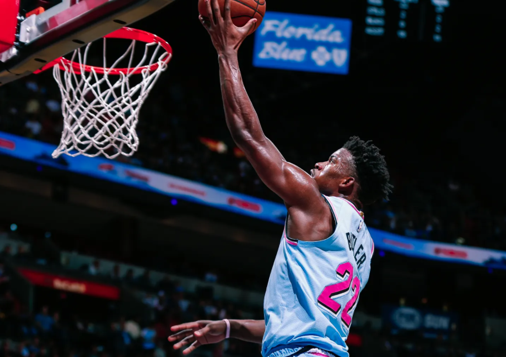 Uzi关键节点突破纪录，老鹰带队取胜！的简单介绍